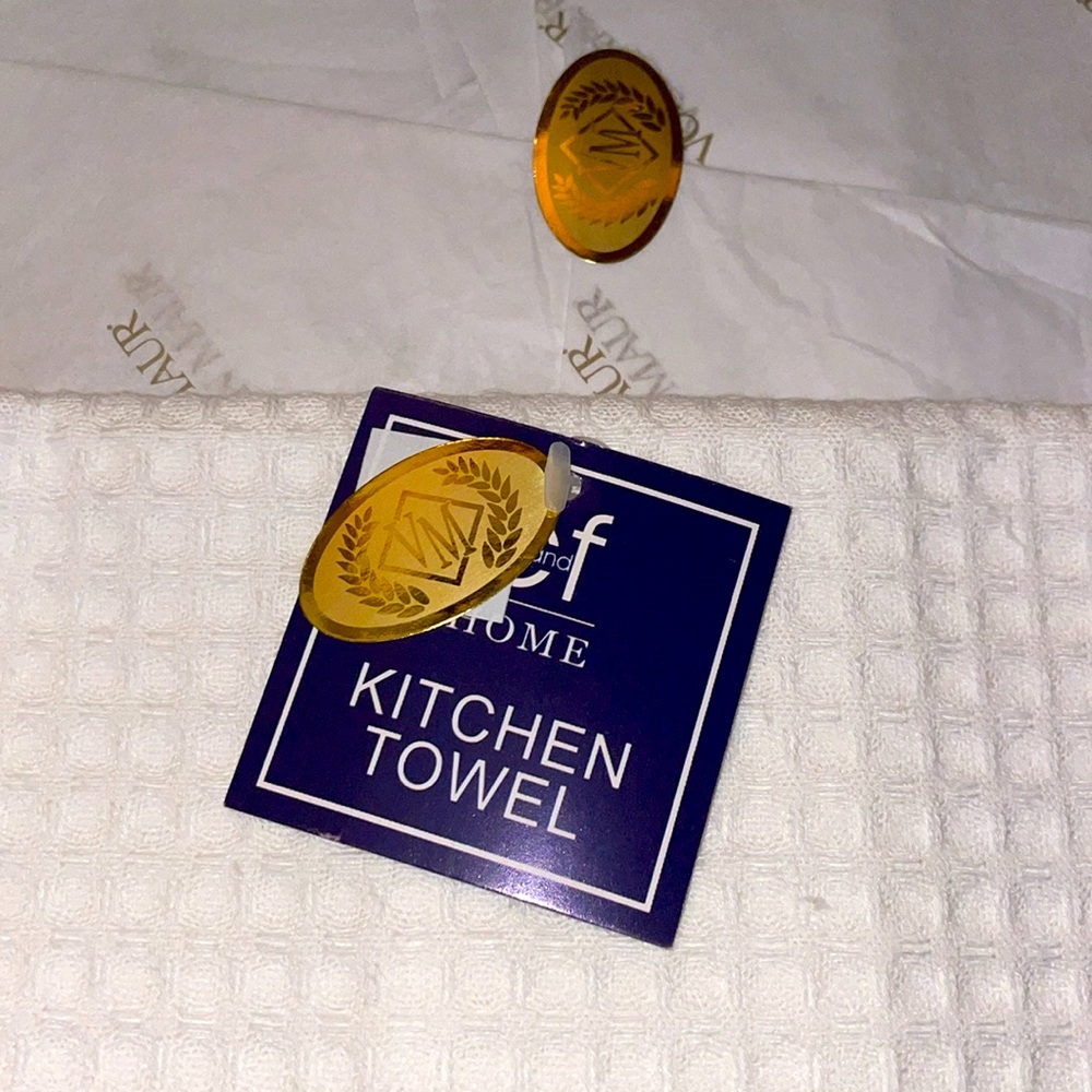 NWT White Kitchen Towel with embroidered Pumpkin Wreath Design. - Picture 3 of 3